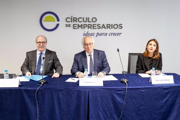 (I-D) El presidente del Círculo de Empresarios, John de Zulueta; el presidente del Comité de Economía y Unión Europea del Círculo de Empresarios, Juan María Nin; y la directora de Economía del Círculo de Empresarios, Alicia Coronil, durante la presentac