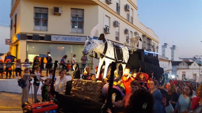 Pasacalles y actividades de Halloween por la barriada de Santa Lucía para amenizar el comercio en Alcalá