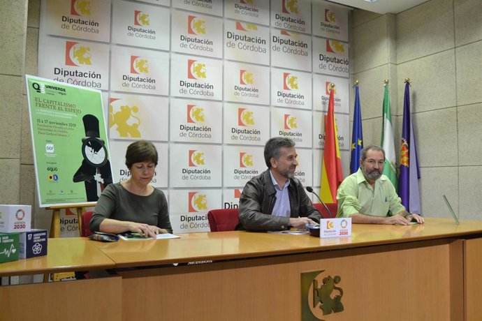 Sánchez (centro) presenta el congreso 'El capitalismo frente al espejo. La respuesta socioambiental a un sistema depredador'