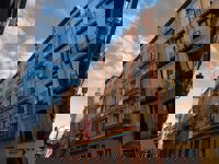 Vox se queda solo en prohibir que "trapos" arcoíris ondeen en los balcones de los edificios municipales