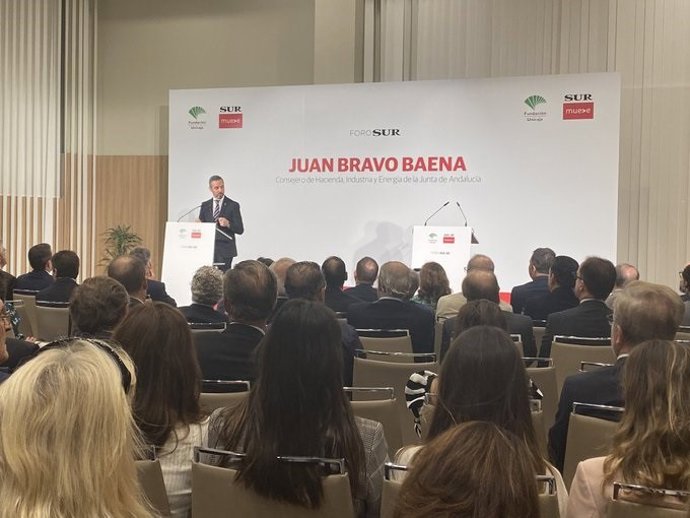 El consejero de Hacienda, Industria y Energía, Juan Bravo, participa en el Desayuno-Coloquio Foro 'Sur'.