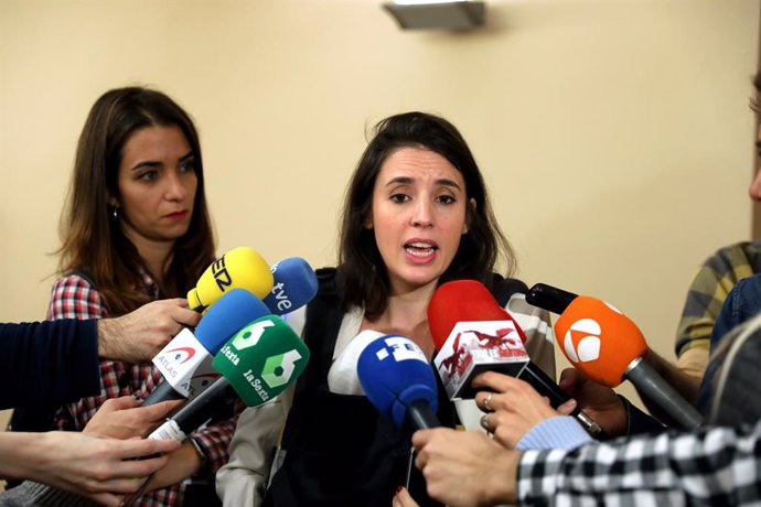 La portaveu d'Unides Podem al Congrés, Irene Montero, ofereix declaracions davant els mitjans de comunicació al Teatro Alcalá de Madrid