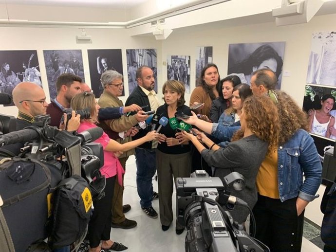 Delgado hace declaraciones a los medios en Almería