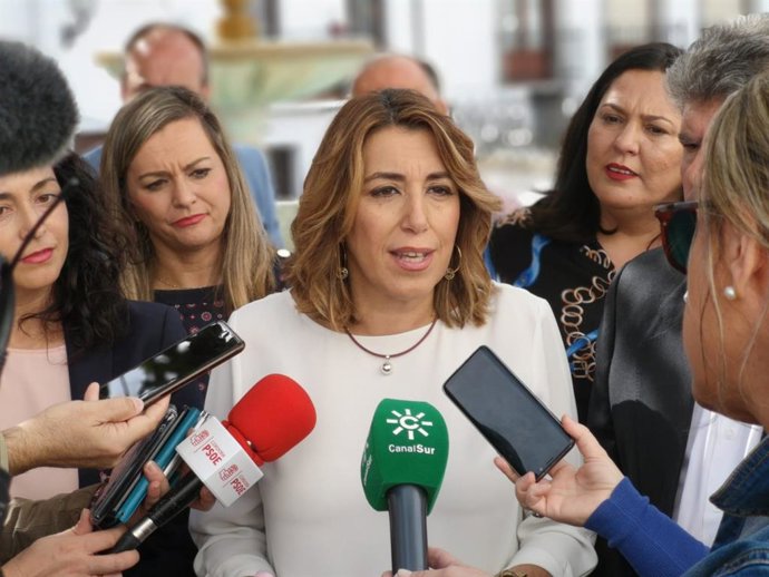 La secretaria general del PSOE-A, Susana Díaz, atiende a los periodistas.