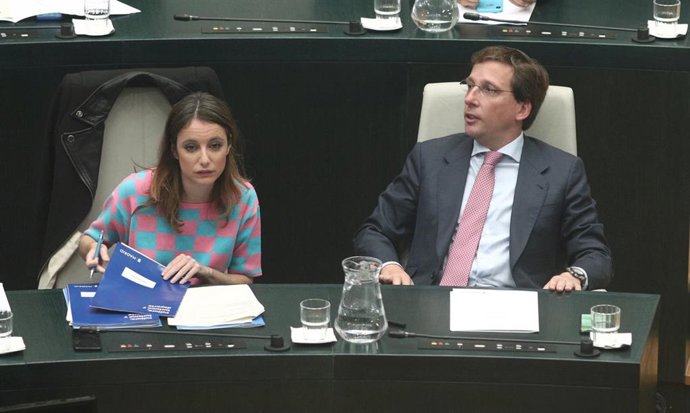 La delegada del área de Cultura, Turismo y Deporte del Ayuntamiento de Madrid, Andrea Levy  y el alcalde de Madrid, José Luis Martínez-Almeida , hablan,  durante una sesión ordinaria del Pleno del Ayuntamiento de Madrid, (España), a 29 de octubre de 201