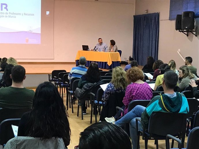 El director general de innovación Educativa y Atención a la Diversidad, Carlos Albaladejo, durante su intervención en la jornada 'Escuelas Sostenibles en Red'