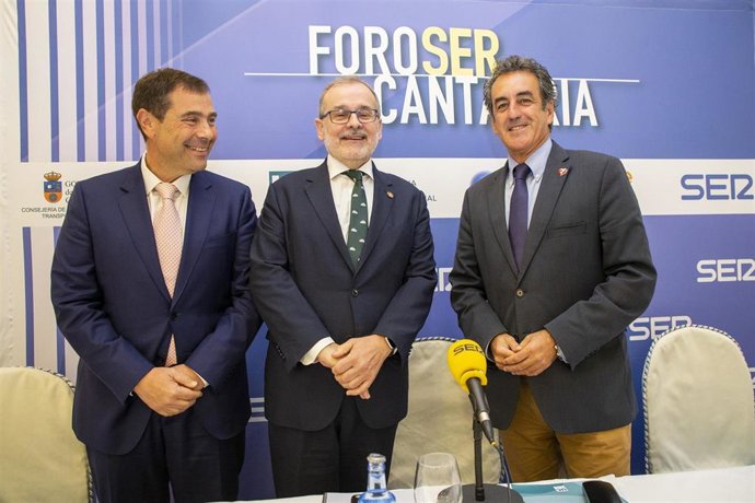El rector de la UC, Angel Pazos, con el consejero de Industria, Francisco Martín, en el Foro Ser Cantabria