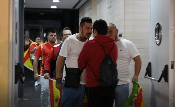 Instante de los momentos de tensión vividos el sábado entre personas supuestamente vinculadas a Vox y asistentes al Salón del Cómic.