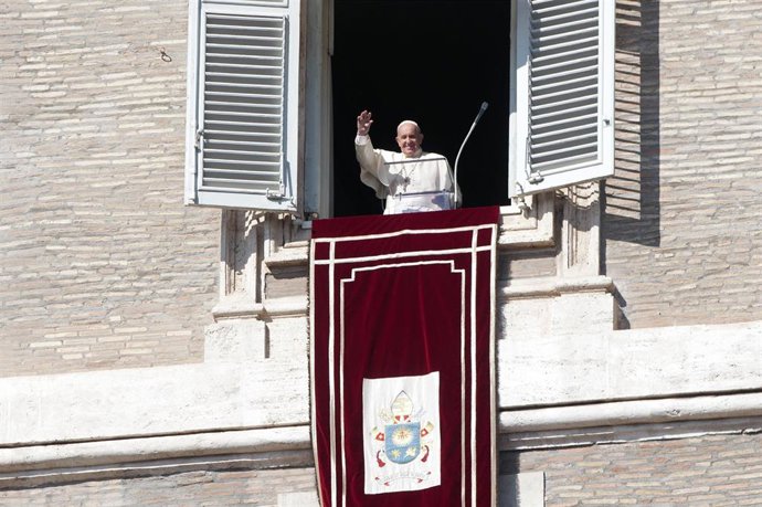 Oct. 27, 2019 - Vatican: Pope Francis waves to faithful from his studio window overlooking St. Peter's Square, during the weekly Angelus prayer at the Vatican. (Alessia Giuliani/CPP/CONTACTO)