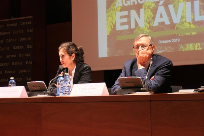 La presidenta de Avilagro, Isabel López Resina, el director del Máster en Gestión de Empresas Agroalimentarias, Jorge Jordana, presentan el estudio del sector agroalimentario de Ávila.