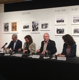 Los consellers Josep Bargalló y Ester Capella firman un protocolo con el director del Memorial de la Shoah Jacques Fredj.