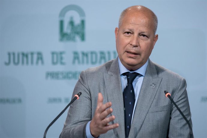 Rueda de prensa posterior a la reunión semanal del Consejo de Gobierno de la Junta de Andalucía. El consejero de Educación y Deporte, Javier Imbroda. 