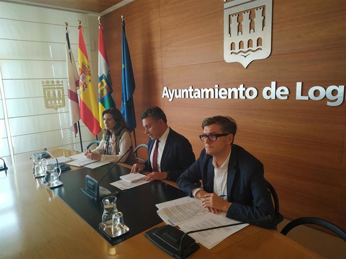 De izquierda a derecha, San Martín, Escobar y Ruiz Lasanta, en la presentación de sus propuestas fiscales que supondrían un ahorro de casi 2,6 millones de euros a los logroñeses.