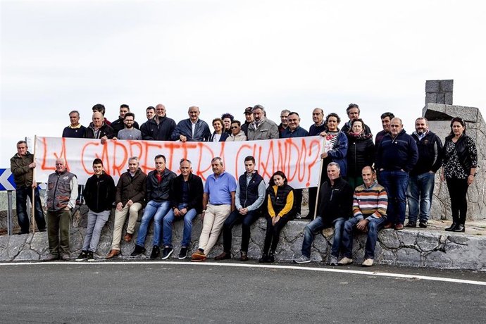 Los cabezas de lista del PRC al Congreso y al Senado, José María Mazón y Fernando Fernández, junto a otros cargos regionalistas, en Los Tornos