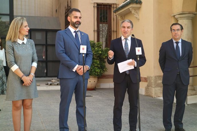 En el centro, el alcalde de Almería y el consejero de Presidencia, Elías Bendodo