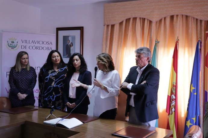 Susana Díaz (2 dcha.) durante la visita al Ayuntamiento de Villaviciosa de Córdoba.