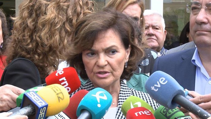 La vicepresidenta del Gobierno, Carmen Calvo, atiende a los medios tras visitar la Asociación Regional de Enfermos de Parkinson de Extremadura