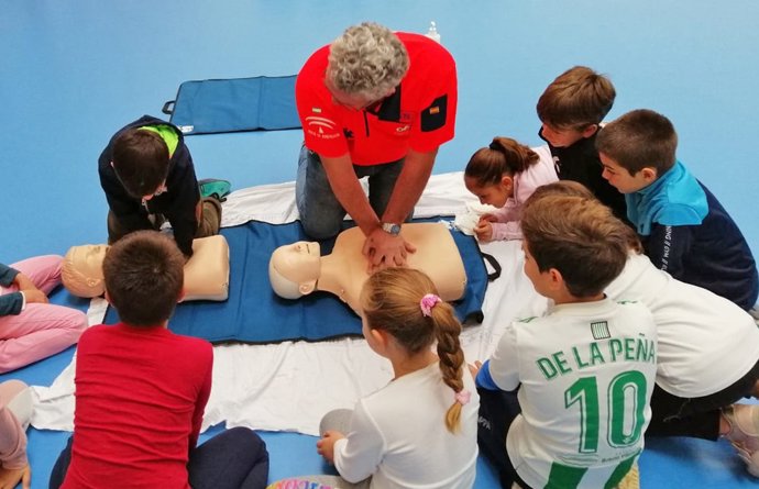 Alumnos de Burguillos aprenden primeros auxilios con profesionales del 061