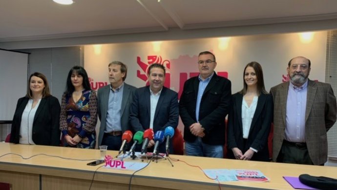 El candidato al Senado por UPL, Roberto Aller, --el tercero por la derecha-- en el acto de presentación de candidaturas de la formación para los comicios del 10 de noviembre.