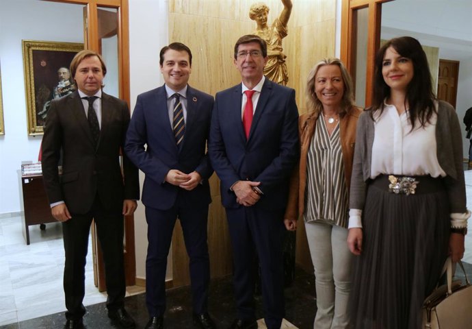 Juan Marín y José María Bellido junto a Antonio Repullo, Isabel Albás y Purificación Joyera.