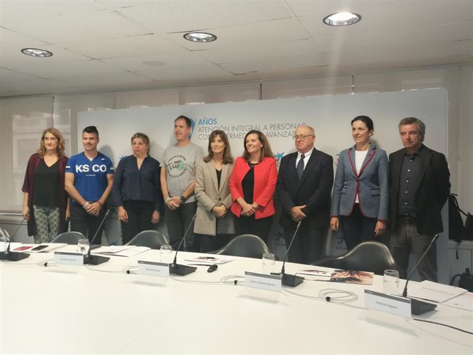 Eulalia Cardeña, Miguel Jiménez, Larisa Lurj, Alberto Armendáriz, Montse Buisán, Ana Díez Fontana, Xavier Gómez-Batiste, Patricia Segura y Juan Pedro Arbizu, en la rueda de prensa de La Caixa en Pamplona