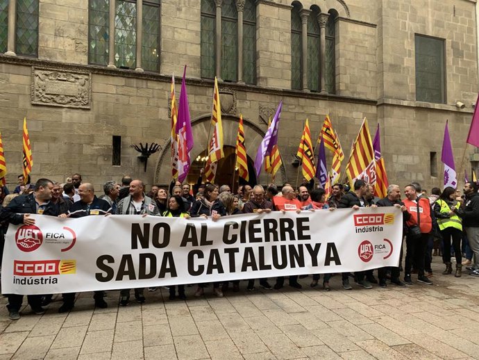 Trabajadores de Sada en la puerta del Ayuntamiento de Lleida