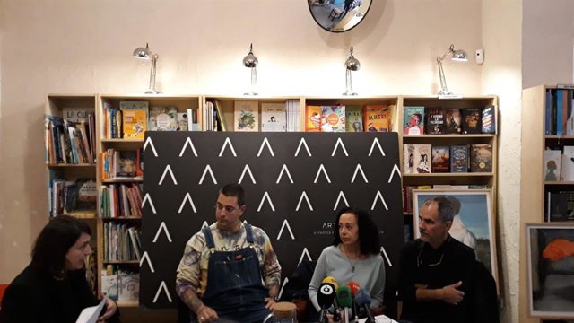 Los ilustradores Ricardo Cavolo, Ana Juan y Fernando Vicente en la mesa redonda sobre el sector en España