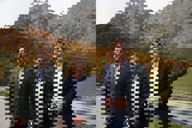 Los tres presidentes con los Picos de Europa al fondo
