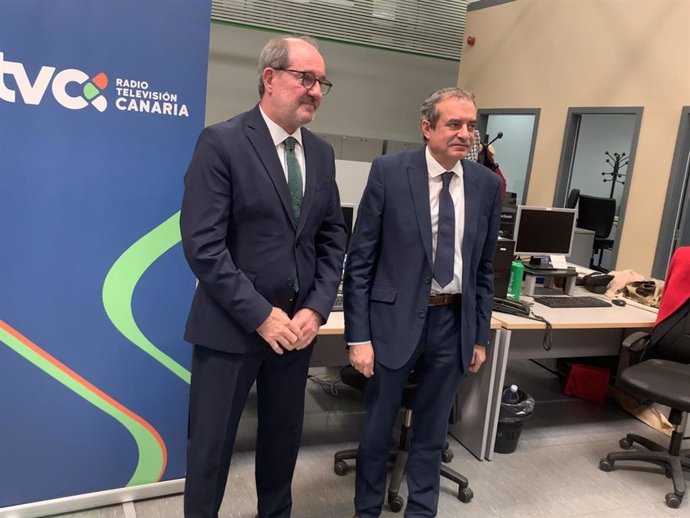 Francisco Moreno (derecha), nuevo Administrador Único de Radio Televisión Canaria, y José Carlos Naranjo Sintes, a quien sustituye en el cargo