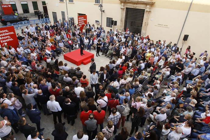 Vista general del  presidente del gobierno en funciones, Pedro Sánchez  en el acto de campaña del PSOE, en Palma de Mallorca (España), a 30 de octubre de 2019.