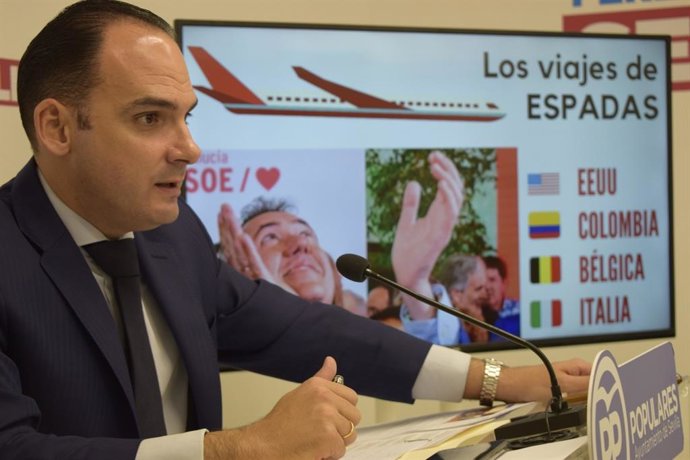 El concejal del PP en el Ayuntamiento de Sevilla Rafael Belmonte en rueda de prensa