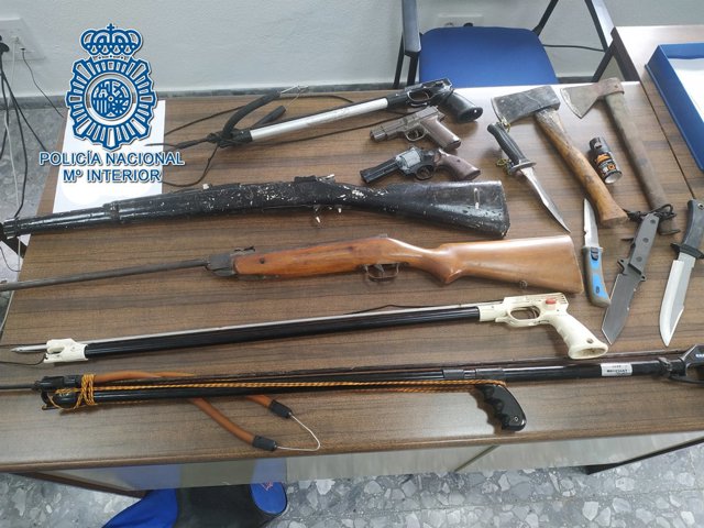 Armas intervenidas al detenido en Sevilla por presunto maltrato continuado a su pareja e hijos