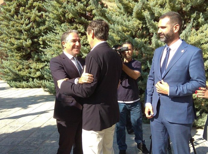 Elías Bendodo saluda a Rafael Hernando a su llegada al Ayuntamiento de Almería