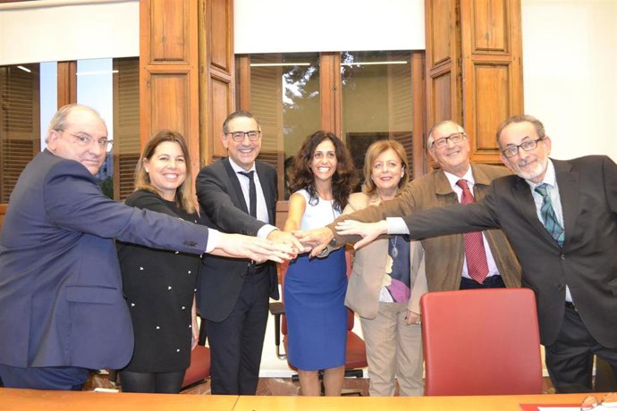 La firma de la consejera de Turismo, Juventud y Deportes, María Cristina Sánchez y el rector de la Universidad de Murcia, José Luján, supone el comienzo a los proyectos de investigación turísticos dirigidos por la Cátedra de Turismo de la Región de Murc