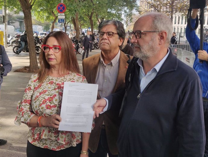 L'advocada Sonia Reina, el vicepresident de SCC, Javier Maríin, i l'advocat Manuel Miró.