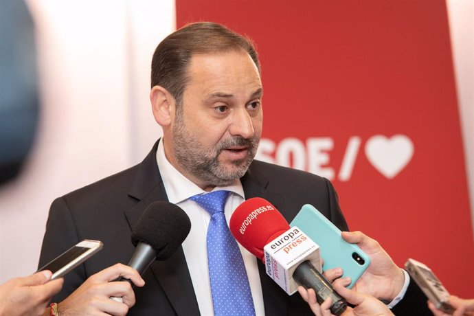 El secretari d'Organització del PSOE, José Luis Ábalos, valora la macroenquesta preelectoral del CIS