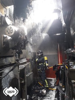Bomberos sofocan un incendio en un taller de Tapia
