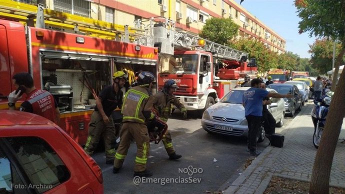 Efectivos de Bomberos de Sevilla intervienen en un incendio