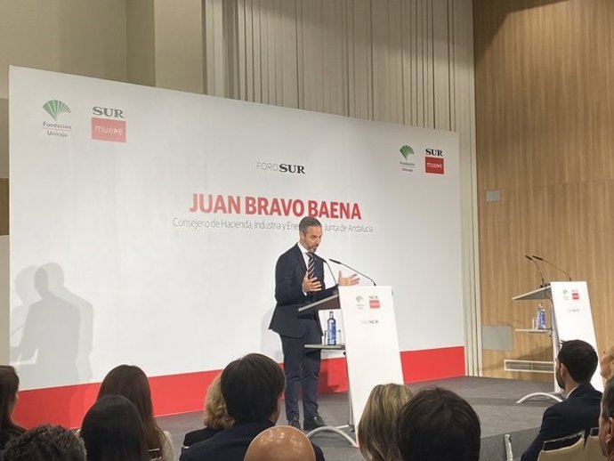 El consejero de Hacienda, Industria y Energía, Juan Bravo, participa en el Desayuno-Coloquio Foro 'Sur'.