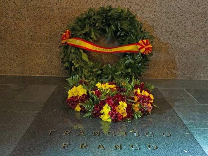 Imatge de la tomba de Franco amb una corona de la família i flors al cementiri d'El Pardo-Mingorrubio, Madrid, 30 d'octubre del 2019.