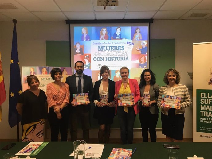 Presentación este miércoles del calendario con 12 mujeres andaluzas significativas, que ha presentado la directora del IAM, Laura Fernández.