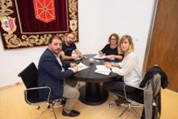 Unai Hualde junto a las representantes de la Comisión Ciudadana Antisida y Sare