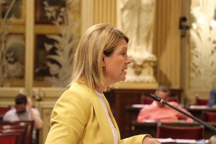 Diputada Nuria Riera en el pleno del Parlament 