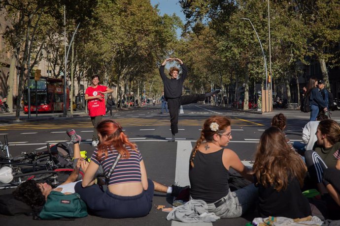 Cort en Gran Via de Barcelona en l'acampada de plaa Universitat de Barcelona