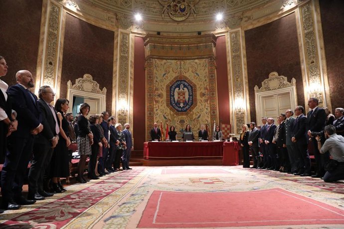 (I-D en la mesa principal) El rector de la Universidad Complutense de Madrid, Joaquín Goyache; la presidenta de la Comunidad de Madrid, Isabel Díaz Ayuso; la presidenta de la Asociación Víctimas del Terrorismo (AVT), Maite Araluce; el ministro del Inter