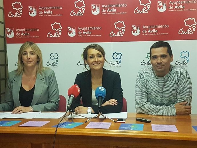 Las dos concejales y el técnico durante la rueda de prensa sobre actividades contra la violencia de género.