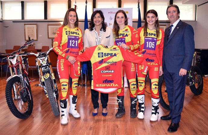 María José Rienda junto a las pilotos Berta Abellán, Neus Murcia y Sandra Gómez, y Manuel Casado, presidente de la RFEM