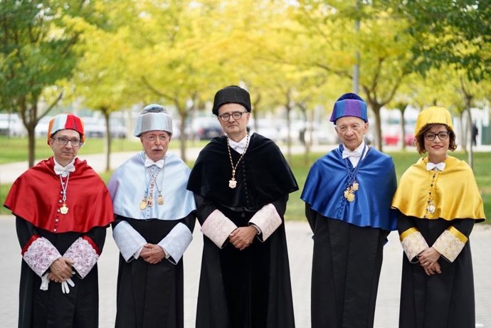 Los doctores Honoris Causa, sus padrinos y el rector de la USJ.