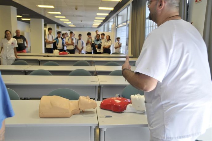 Un enfermero del Hospital Dr.Negrín de Gran Canaria ofrece consejos básicos para salvar a una persona en situación de parada cardiorrespiratoria