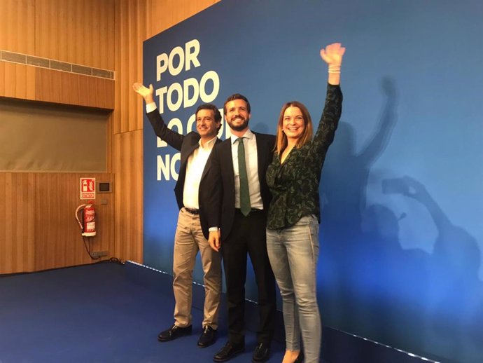 El candidato del PP al Gobierno, Pablo Casado, con el líder del PP balear, Biel Company, y la candidata al Congreso, Marga Prohens, en rueda de prensa